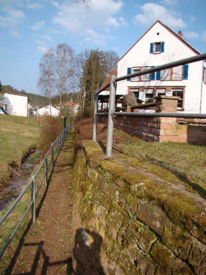 Blick auf das alte Schulhaus